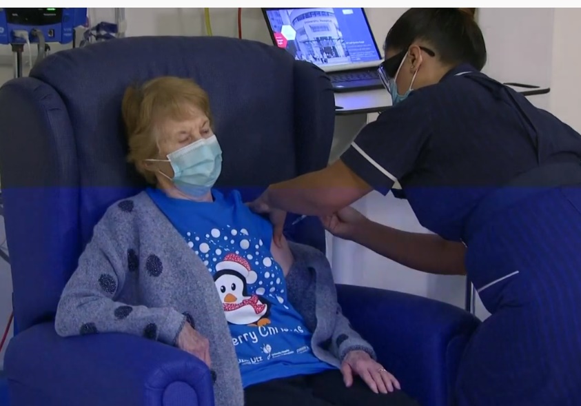 VIDEO Bunicuță de 90 de ani, prima persoană care primește vaccinul Pfizer în Marea Britanie VIDEO Bunicuță de 90 de ani, prima persoană care primește vaccinul Pfizer în Marea Britanie