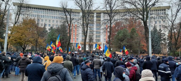 Protest de amploare în fața Parlamentului de la Chișinău