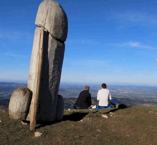 După monolitul din SUA, o statuie în formă de falus a dispărut de pe vârful unui munte bavarez