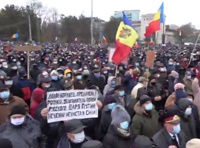 VIDEO Peste 50.000 de oameni au protestat în Chișinău pentru alegeri anticipate