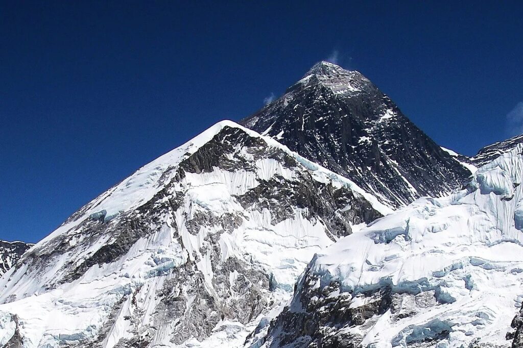 Muntele Everest își schimbă înălțimea oficială / Cât va măsura acum? Muntele Everest își schimbă înălțimea oficială / Cât va măsura acum?