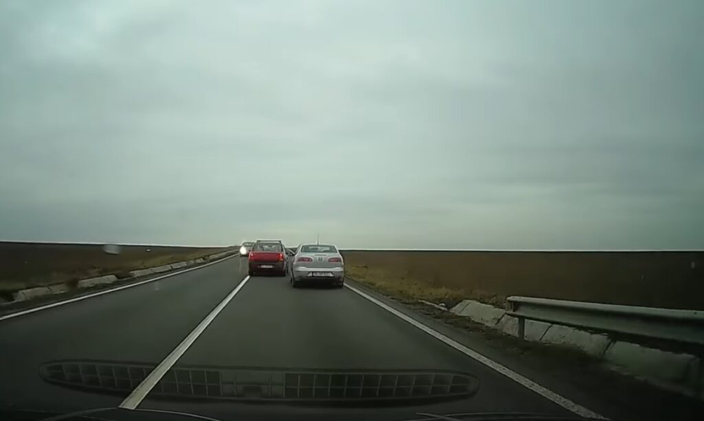 VIDEO Inconștiență la volan: Un șofer depășește zeci de metri pe linie continuă / Doar o minune a făcut ca o tragedie să nu se întâmple VIDEO Inconștiență la volan: Un șofer depășește zeci de metri pe linie continuă / Doar o minune a făcut ca o tragedie să nu se întâmple