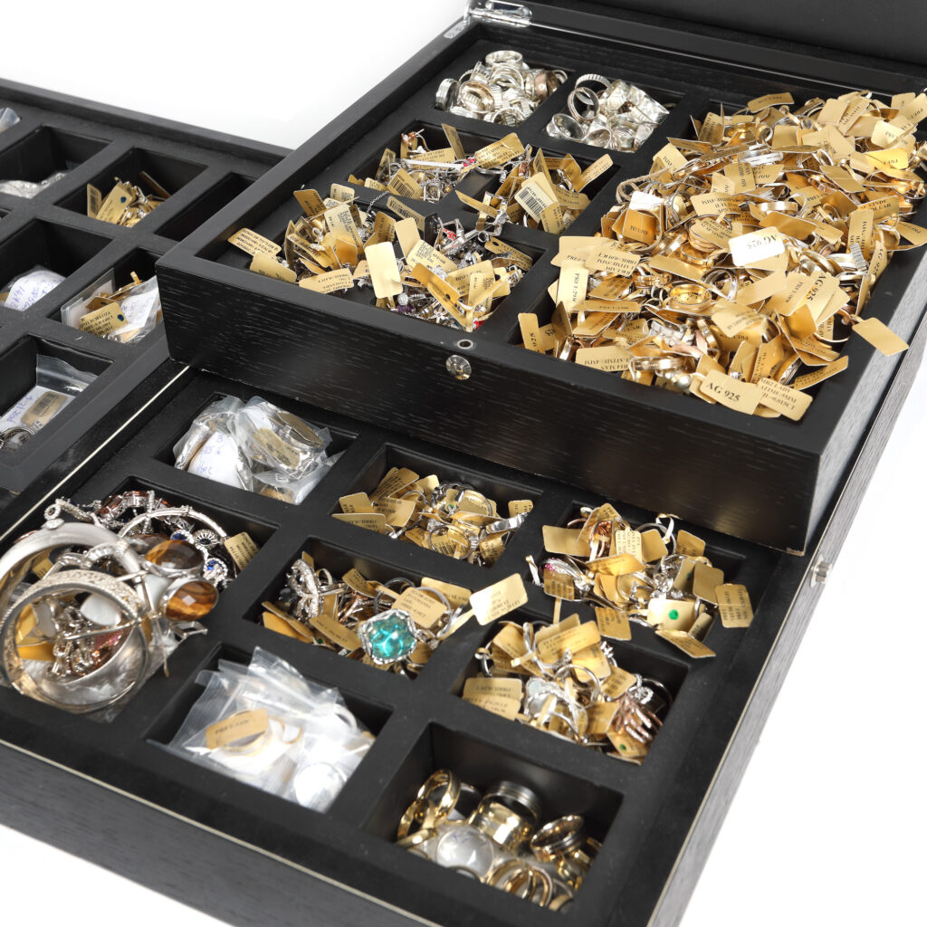 Tezaur de aur și argint, scos la licitație, o premieră pentru România Tezaur de aur și argint, scos la licitație, o premieră pentru România