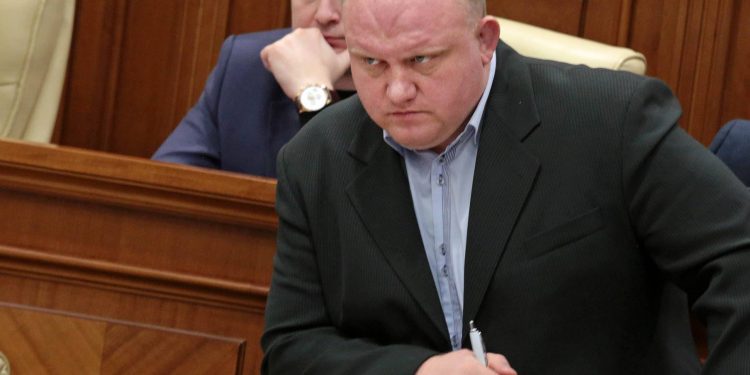Un deputat moldovean a insultat persoanele cu autism / Acum își cere scuze, deși inițial nu vedea unde a greșit