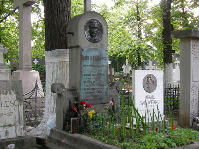Mormantul lui Mihai Eminescu din cimitirul Bellu Mihai Eminescu