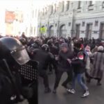 Politia brutalizeaza protestatarii proNavalnii