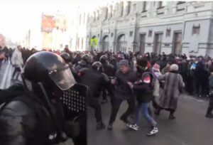 Politia brutalizeaza protestatarii proNavalnii