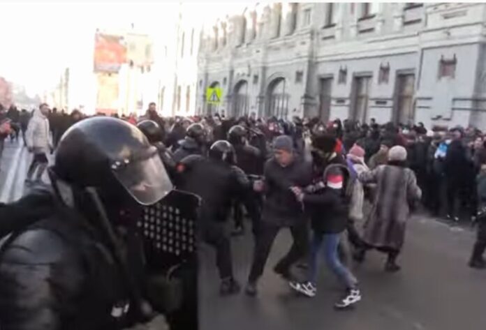 Politia brutalizeaza protestatarii proNavalnii Politia brutalizeaza protestatarii proNavalnii