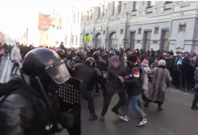 VIDEO Reuters: Poliţia din Moscova a început să facă arestări înaintea mitingului în sprijinul lui Navalnîi
