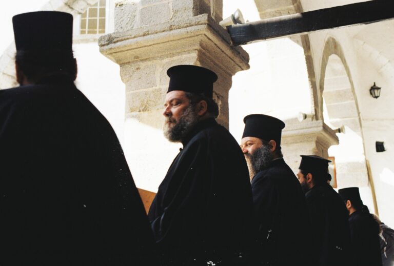 Sfântul Sinod grec îndeamnă preoții să ignore regulile anti-Covid de Bobotează
