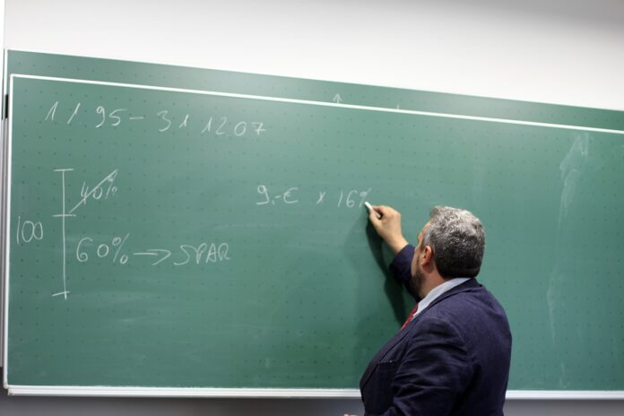 Profesor la tablă profesor