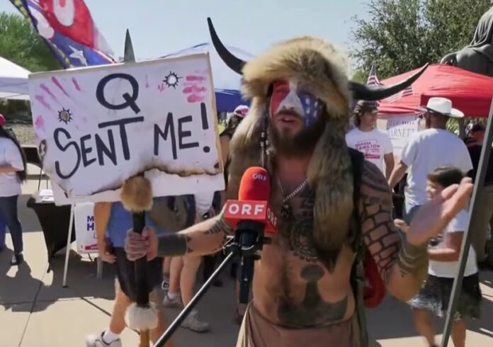 Șamanul, QAnon
