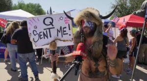 Jake Angeli, arestat, Qanon saman