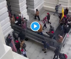 Sustinatorii lui Trump au patruns in Capitoliu
