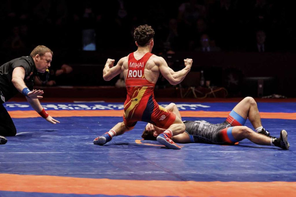 Bronz la CE de Lupte Seniori de la București, cu Mihai Denis în prim-plan doborându-și adversarul fără să piardă vreun duel Bronz la CE de Lupte Seniori de la București, cu Mihai Denis în prim-plan doborându-și adversarul fără să piardă vreun duel