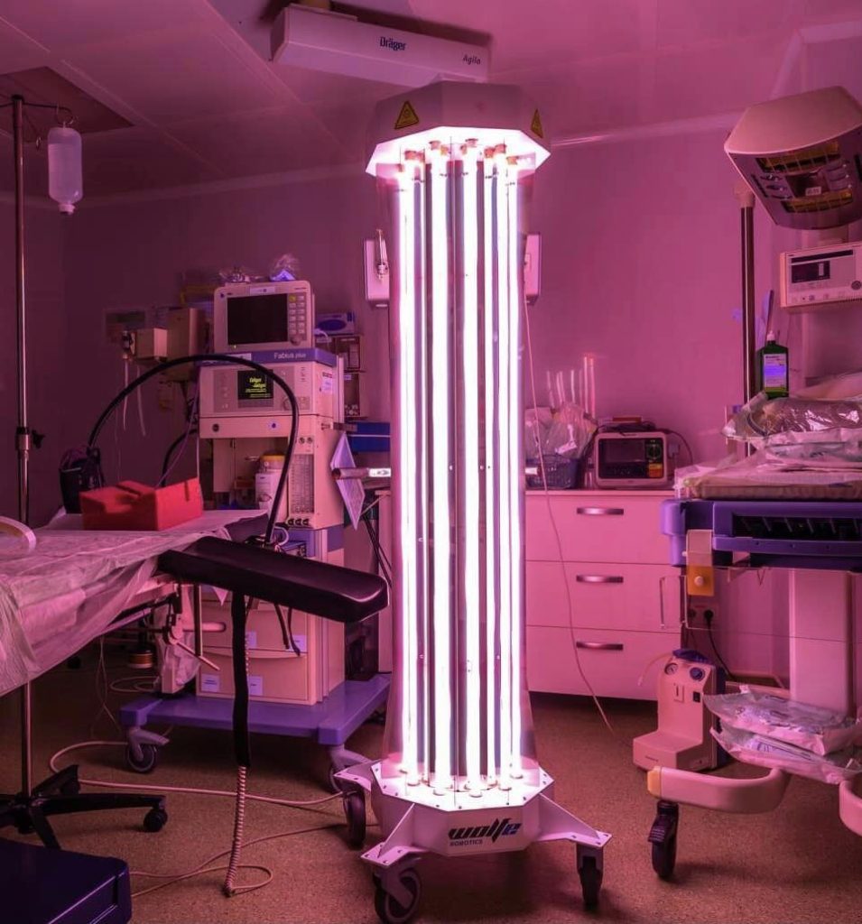 Roboți destinați dezinfecției în sălile de operație Roboți destinați dezinfecției în sălile de operație
