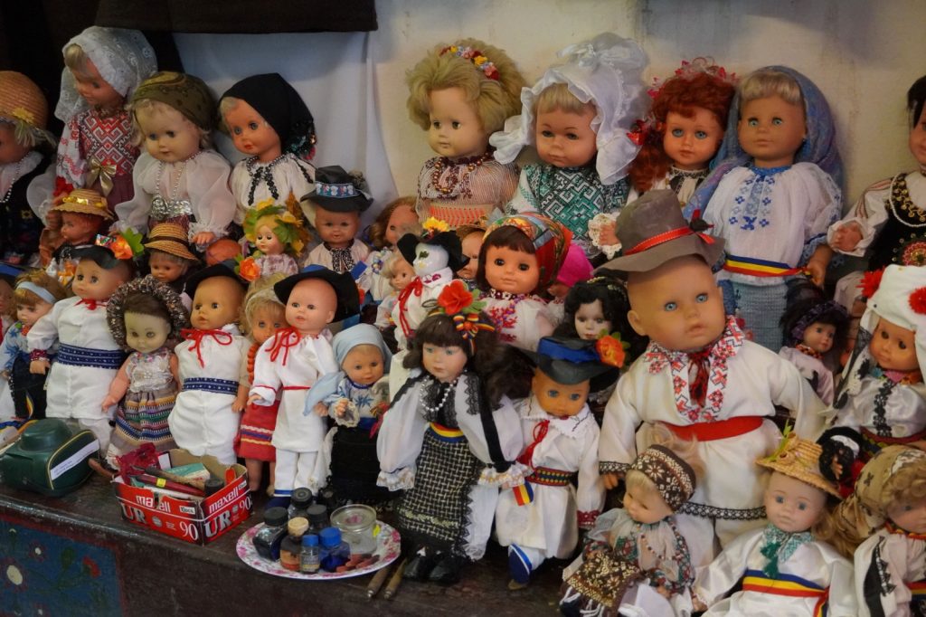 300 de păpuși îmbrăcate în straie populare 300 de păpuși îmbrăcate în straie populare