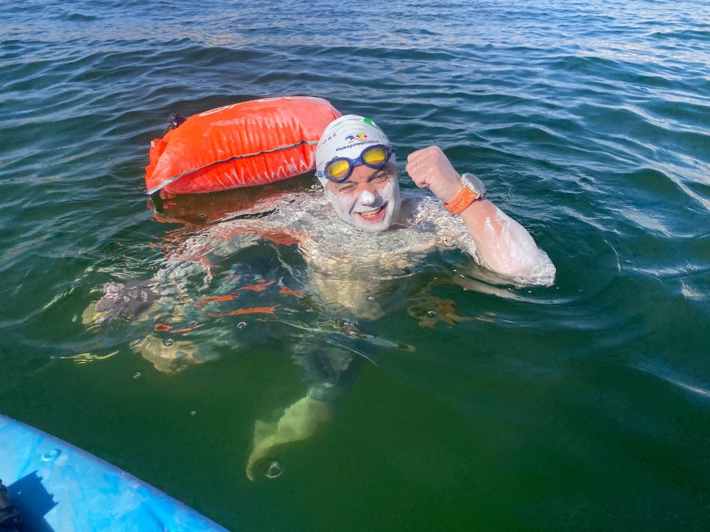 Omul care l-a crescut pe Radu Drăgușin a înotat 130 kilometri pentru copiii cu dizabilități Omul care l-a crescut pe Radu Drăgușin a înotat 130 kilometri pentru copiii cu dizabilități