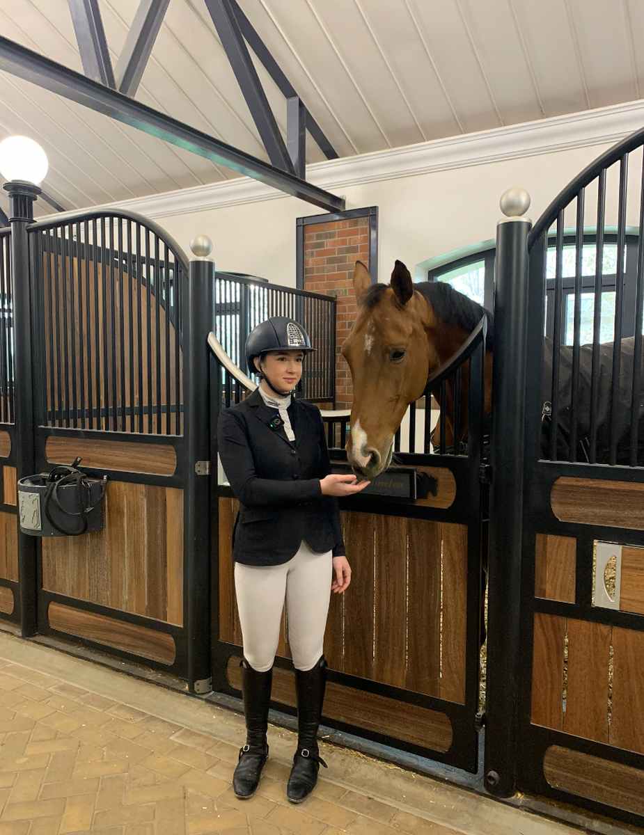 În loc de păpuși, a primit cadou ponei! În loc de păpuși, a primit cadou ponei!