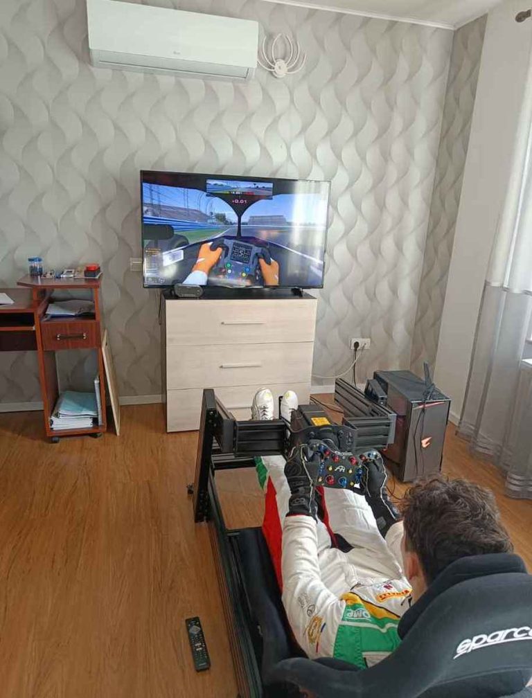 El e românul care s-a duelat cu Verstappen pe simulator!