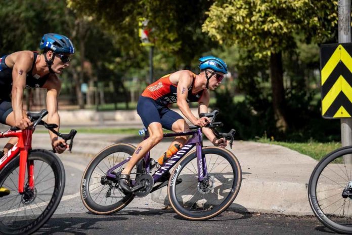 Carol Popa în proba de bicicletă la un concurs internațional