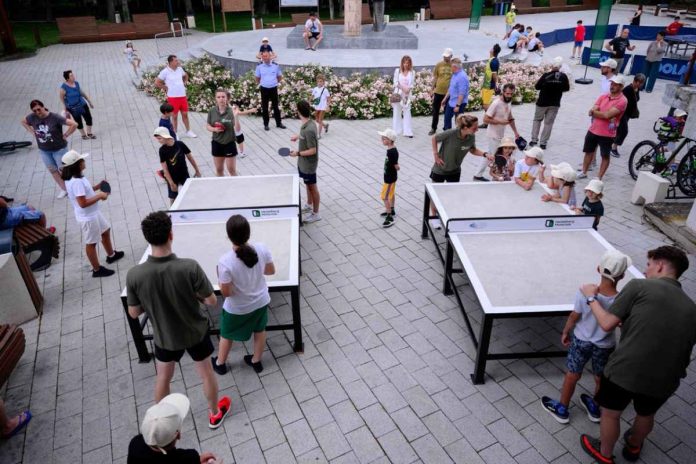 La Pucioasa, copiii au venit în parc să joace tenis de masă cu sportivii din lotul național Large
