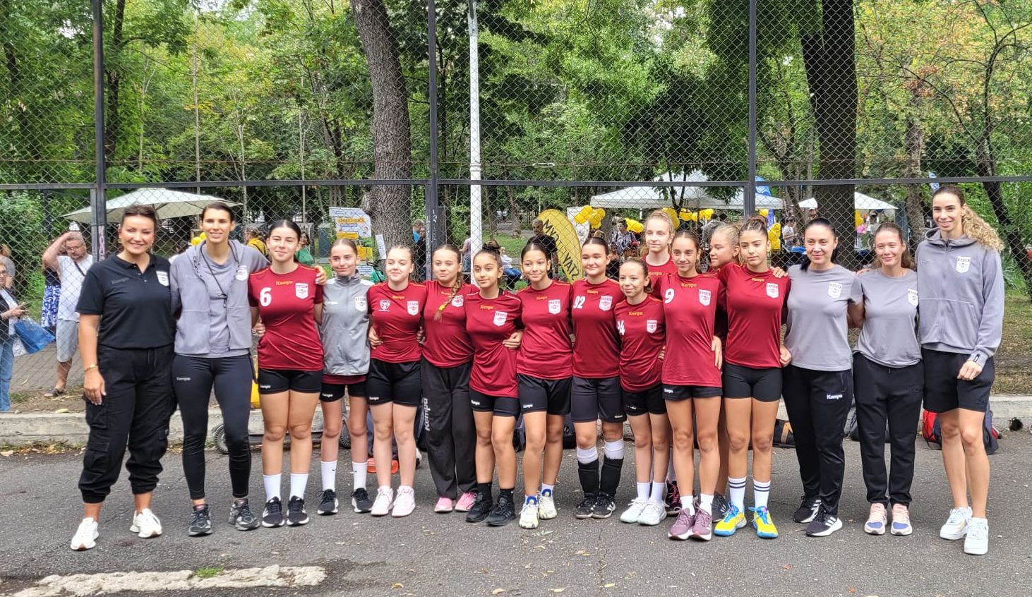 Au jucat handbal cu copiii în parc! Au jucat handbal cu copiii în parc!