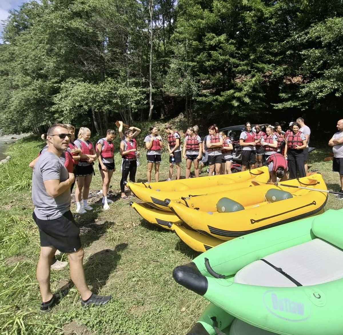 CE AVENTURĂ! Handbalistele Rapidului s-au antrenat ca trupele speciale, la rafting