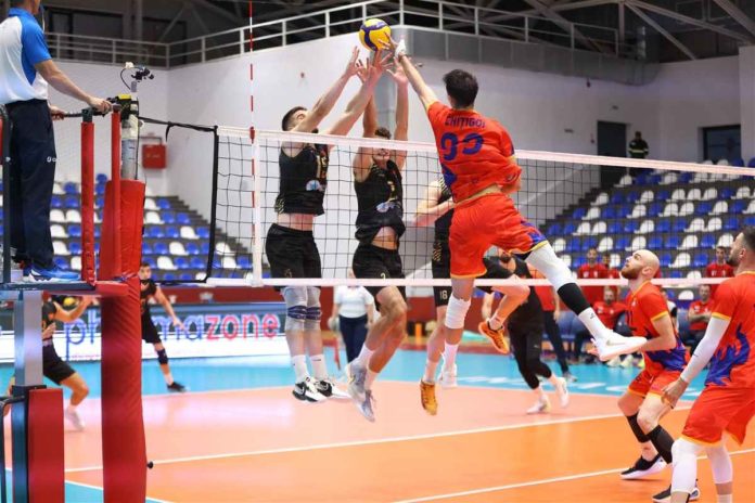 Daniel Chitigoi plaseaza o minge - FOTO CEV
