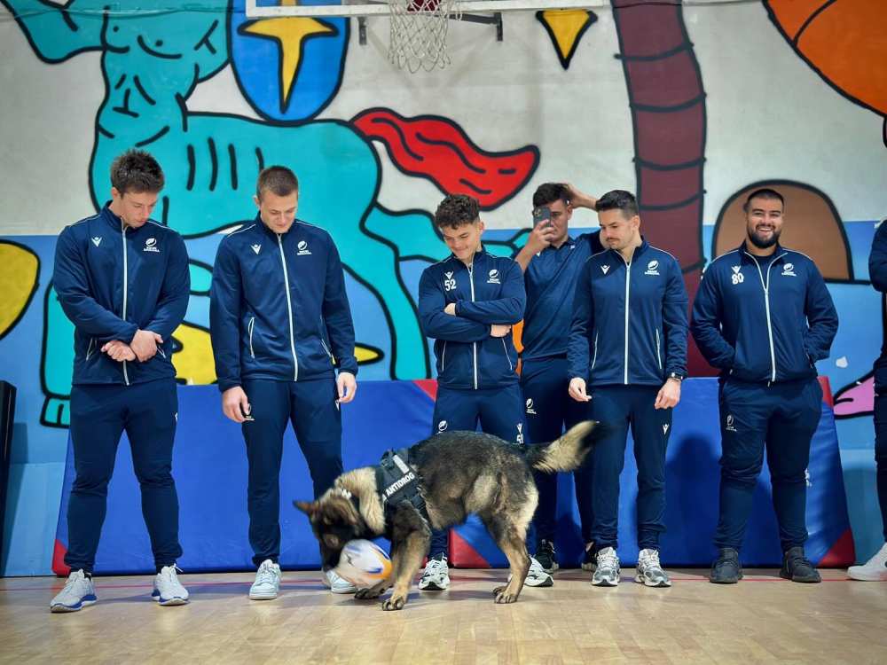 Rugbiștii s-au „antrenat” cu liceenii și cu câinele de la antidrog pentru meciul cu Canada