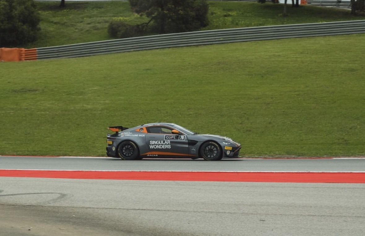 La 17 ani pilotează un Aston Martin