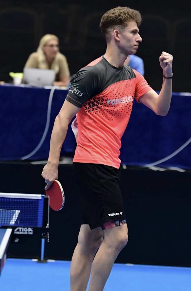 Din dragoste pentru „galactici” s-a tuns ca Bellingham!