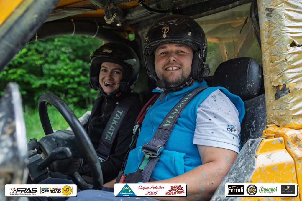 Și-a luat soția să îi fie copilot la off -road și au terminat primii!