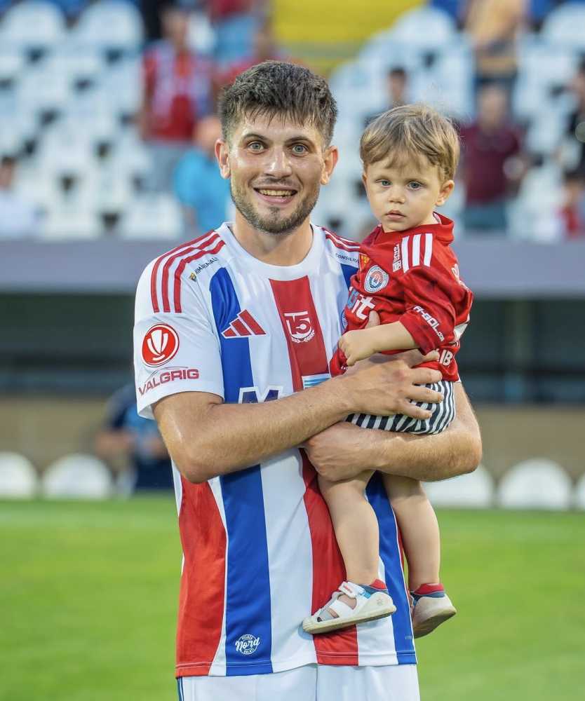 De supărare tatăl l-a dus la fotbal